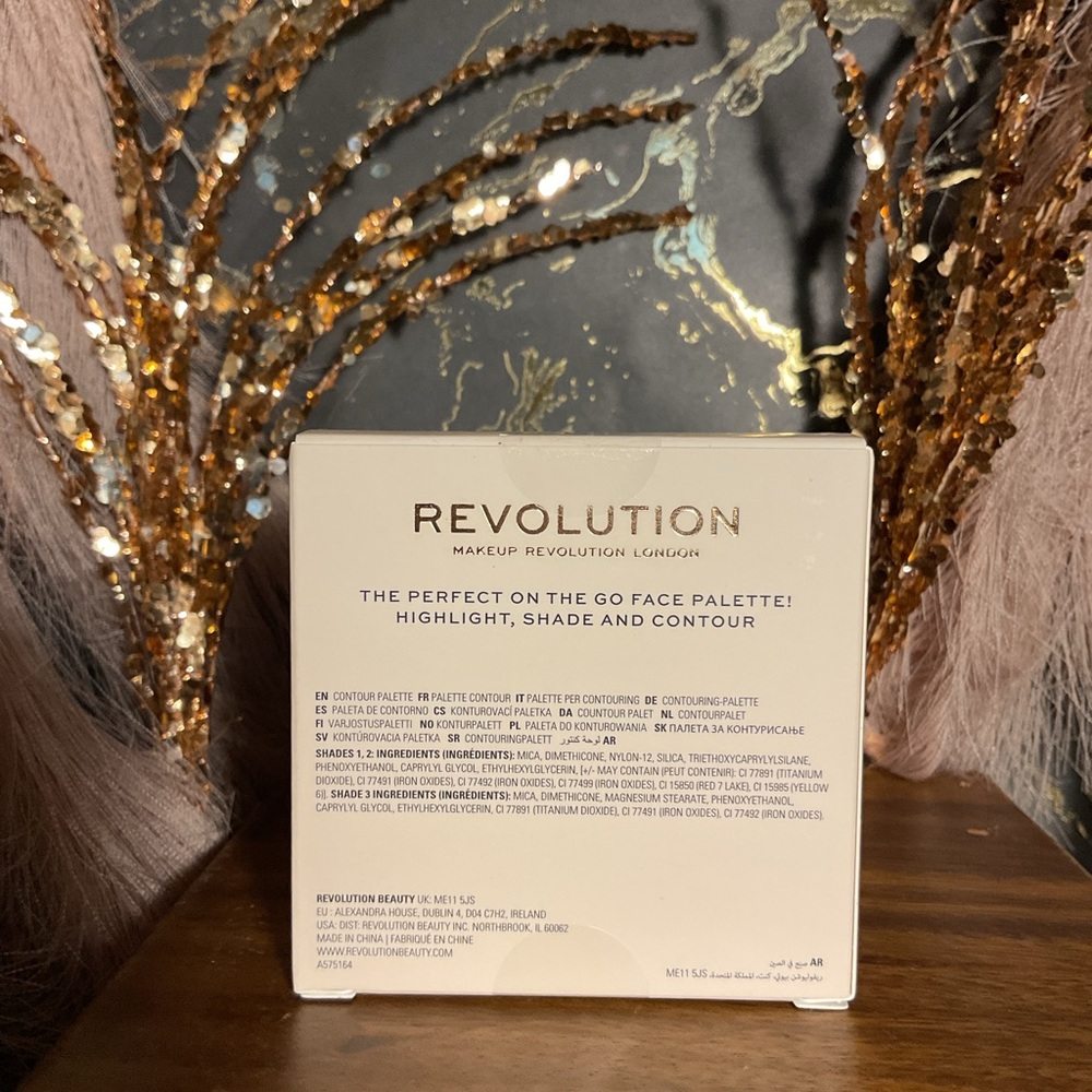 Makeup Revolution Contour Powder Compact- Medium - Picture 2 of 2